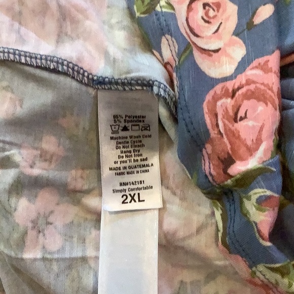 LuLaRoe Women’s Scoop Neck Tunic in Dusty Blue with Pink Roses - Picture 3 of 3
